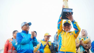 Wali Kota Tangerang, Sachrudi mengangkat trofi juara umum Popda XII Banten. Foto Antara