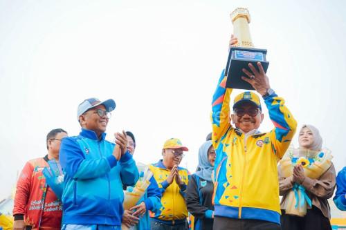 Wali Kota Tangerang, Sachrudi mengangkat trofi juara umum Popda XII Banten. Foto Antara