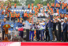 Penyerahan piala juara umum Porprov Banten ke Kota Tangerang. Foto: Biro Adpim Banten