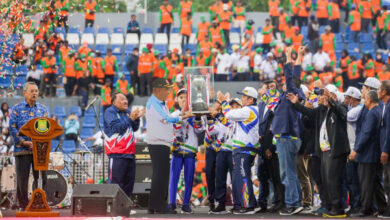 Penyerahan piala juara umum Porprov Banten ke Kota Tangerang. Foto: Biro Adpim Banten