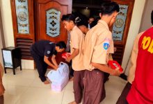 Polres Serang dan DKM Masjid As Salam bagikan makanan siap saji. Foto: Yono