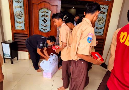 Polres Serang dan DKM Masjid As Salam bagikan makanan siap saji. Foto: Yono