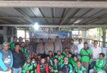 Kapolres Serang, AKBP Yuda Satria temui komunitas pengojek di Ciruas. Foto: Yono