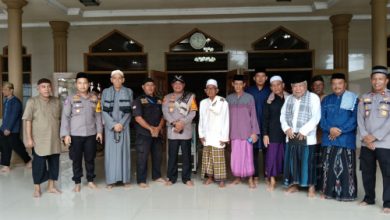 Kapolres Serang, AKBP Condro Sasongko gelar sholat Jumat Keliling (Jumling). Foto: Yono