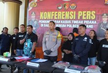 Wakapolres Serang, Kompol Arya Fitri Kurniawan jumpa pers. Foto: Yono