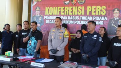 Wakapolres Serang, Kompol Arya Fitri Kurniawan jumpa pers. Foto: Yono
