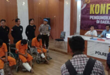 Jumpa pers pengungkapan kasus perampokan mini market di Polres Serang. Foto: Yono