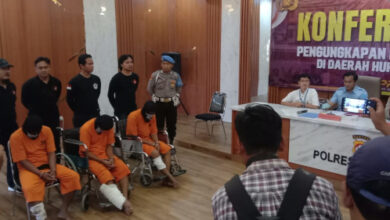 Jumpa pers pengungkapan kasus perampokan mini market di Polres Serang. Foto: Yono