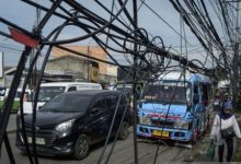 Kabel udara yang semrawut di Kota Tangerang. Foto: Antara