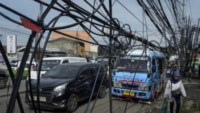 Kabel udara yang semrawut di Kota Tangerang. Foto: Antara