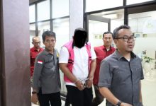 Kejati Banten menahan TAPK, Kabid Kebersihan DLHK Kota Tangsel. Foto: Budi Wahyu Iskandar