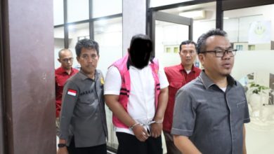 Kejati Banten menahan TAPK, Kabid Kebersihan DLHK Kota Tangsel. Foto: Budi Wahyu Iskandar