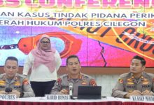 Kabid Humas Polda Banten, Kombes Maruli Hutapea bersama Kapolres Cilegon, AKBP Boby Danuardi. Foto Daeng Yusvin