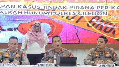 Kabid Humas Polda Banten, Kombes Maruli Hutapea bersama Kapolres Cilegon, AKBP Boby Danuardi. Foto Daeng Yusvin