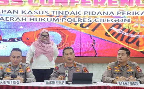 Kabid Humas Polda Banten, Kombes Maruli Hutapea bersama Kapolres Cilegon, AKBP Boby Danuardi. Foto Daeng Yusvin