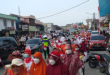 Ratusan kader PKS berjalan kaki. Foto: Aden Hasanudin