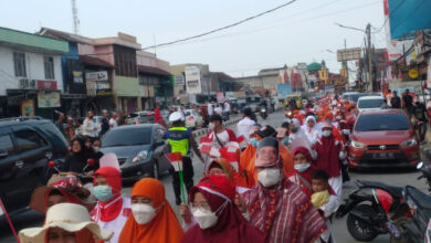 Ratusan kader PKS berjalan kaki. Foto: Aden Hasanudin