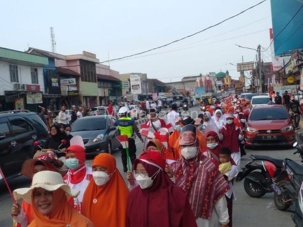 Ratusan kader PKS berjalan kaki. Foto: Aden Hasanudin