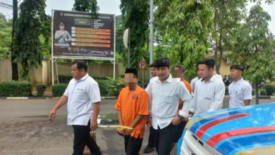 Kades Bojong Catang digiring ke tahanan Polda Banten. Foto: Yono