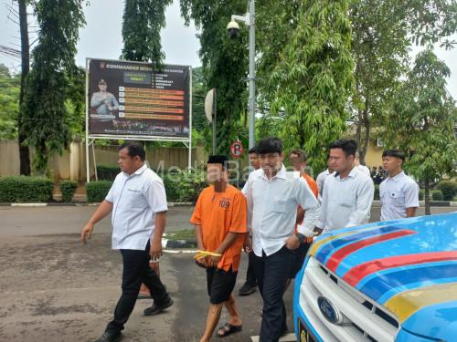 Kades Bojong Catang digiring ke tahanan Polda Banten. Foto: Yono