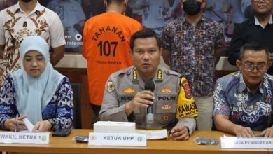 Kades Pengawinana, Ma (52) ditahan karena diduga pungli pembuatan sertifikat tanah program PSTL. Foto: Yono