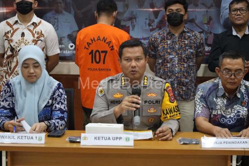 Kades Pengawinana, Ma (52) ditahan karena diduga pungli pembuatan sertifikat tanah program PSTL. Foto: Yono