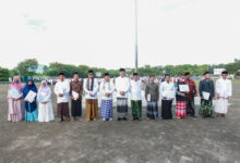 Kafilah MTQ Banten menerima uang kadeudeuh. Foto: Biro Adpim Banten