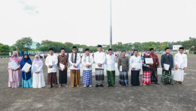 Kafilah MTQ Banten menerima uang kadeudeuh. Foto: Biro Adpim Banten