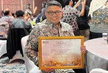 Kadis ESDM Banten, Ari James Faraddy dengan penghargaanya. Foto Biro Adpim Banten