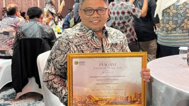 Kadis ESDM Banten, Ari James Faraddy dengan penghargaanya. Foto Biro Adpim Banten