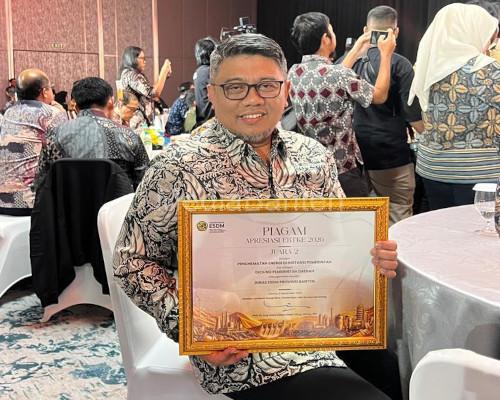 Kadis ESDM Banten, Ari James Faraddy dengan penghargaanya. Foto Biro Adpim Banten