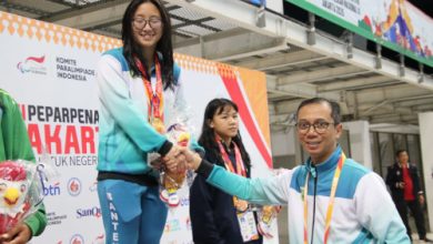 Kadispora Banten, Achmad Syaukani menyalami peraih medali. Foto Biro Adpim Banten