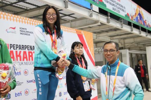 Kadispora Banten, Achmad Syaukani menyalami peraih medali. Foto Biro Adpim Banten