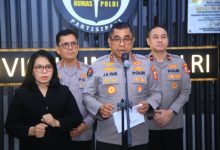 Kadiv Humas Polri, Irjen Pol Johnny Eddison Isir memberikan keterangan pers. foto Antara
