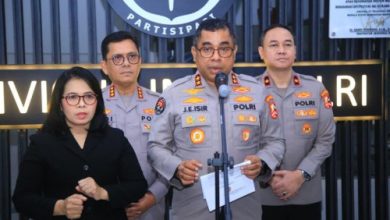 Kadiv Humas Polri, Irjen Pol Johnny Eddison Isir memberikan keterangan pers. foto Antara