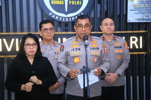 Kadiv Humas Polri, Irjen Pol Johnny Eddison Isir memberikan keterangan pers. foto Antara