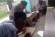 Para santri di sejumlah Ponpes tengah mengkaji kitab kuning Syech Nawawi Al Bantani. Foto: Antara