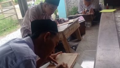 Para santri di sejumlah Ponpes tengah mengkaji kitab kuning Syech Nawawi Al Bantani. Foto: Antara