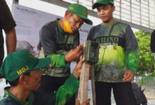 Tim MBJ Taman Nasional Ujung Kulon memperagakan pemasangan kamera trap. Foto: Mirza Sharz