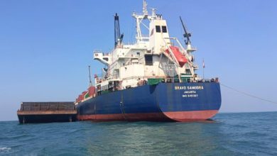 Kapal Bravo Samudra Jakarta dan kapal Vesell di Perairan Pulau Ampel. Foto : Daeng Yusvin