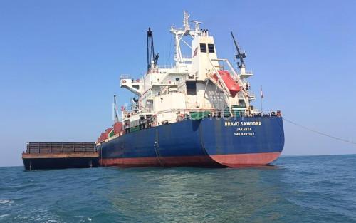 Kapal Bravo Samudra Jakarta dan kapal Vesell di Perairan Pulau Ampel. Foto : Daeng Yusvin