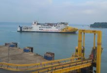 Salah satu kapal ferry yang baru lepas sandar di Pelaubhan Merak. Foto: Daerang Yus