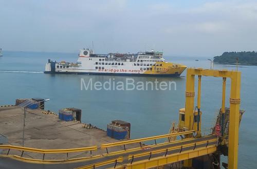 Salah satu kapal ferry yang baru lepas sandar di Pelaubhan Merak. Foto: Daerang Yus