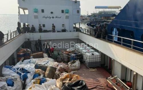 Kapal Tanzania yang memuat sabu cair dan rokok ilegal. Foto Daeng Yusvin