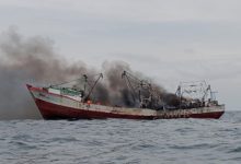 Kapal Nelayan KM Marina 7 terbakar di Pulau Ular, Kota Cilegon. Foto Daeng Yusvin