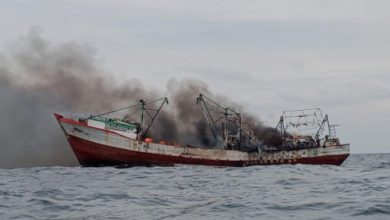 Kapal Nelayan KM Marina 7 terbakar di Pulau Ular, Kota Cilegon. Foto Daeng Yusvin
