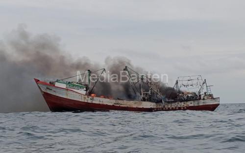 Kapal Nelayan KM Marina 7 terbakar di Pulau Ular, Kota Cilegon. Foto Daeng Yusvin