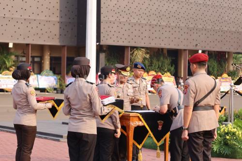 Kapolda Banten, Irjen Pol Hendra Kurniawan mempimpin Sertijab Wakapolda Banten dan pejabat utama lainnya. Foto Yono