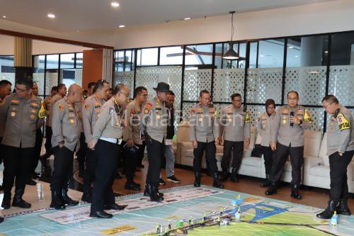 Kapolda Banten, Irjen Pol Abdul Karim pimpin rapat arus balik Lebaran 2024. Foto: Yono
