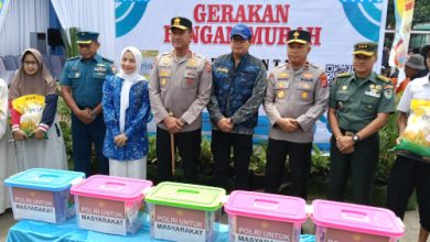 Kapolda Banten, Irjen Pol Suyudi Aria Seto hadir di Bazar Gerakan Pangan Murah Mapolsek Cikande. Foto: Yono